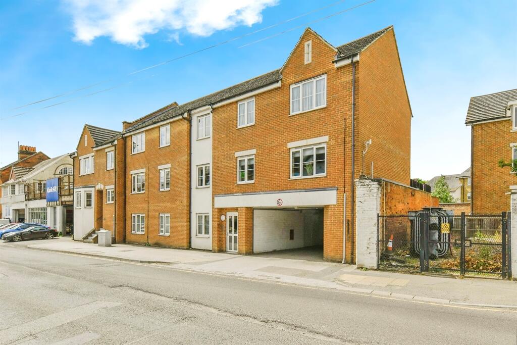 1 bedroom flat for sale in Walsworth Road, Hitchin, SG4