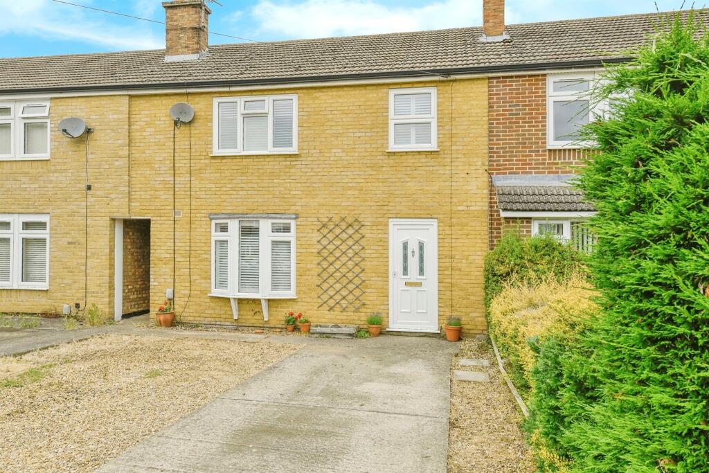 3 bedroom terraced house for sale in St. Katherines Close, Ickleford