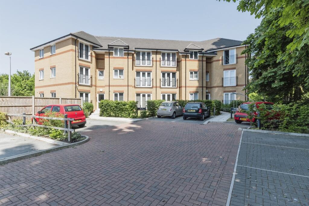 1 bedroom ground floor flat for sale in Pix Court, Arlesey, SG15