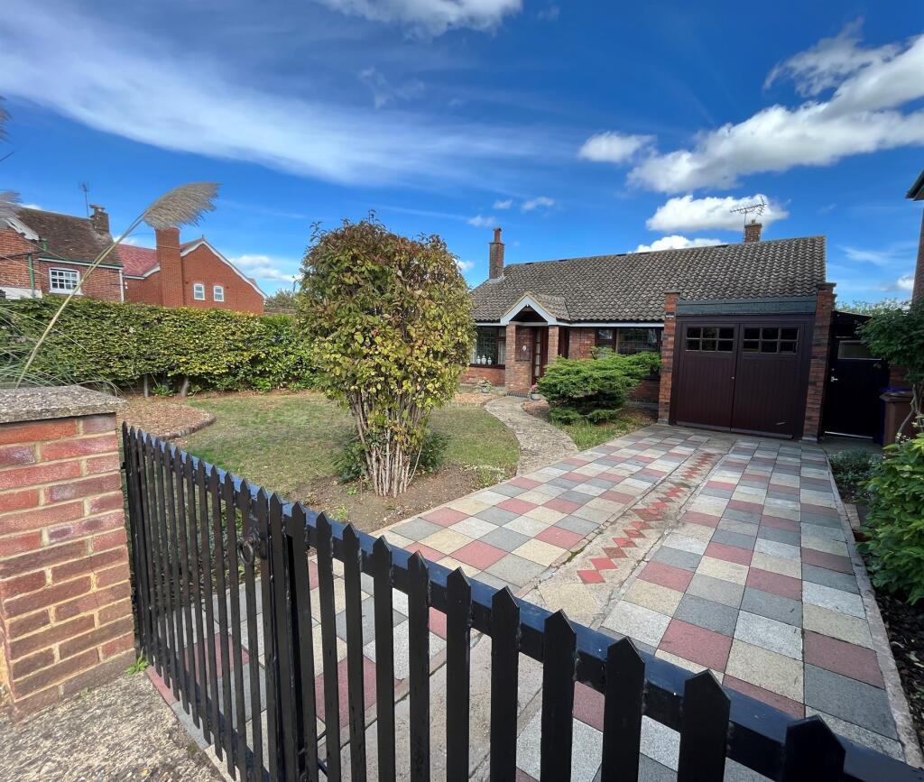 2 bedroom detached bungalow for sale in Arlesey Road, Ickleford