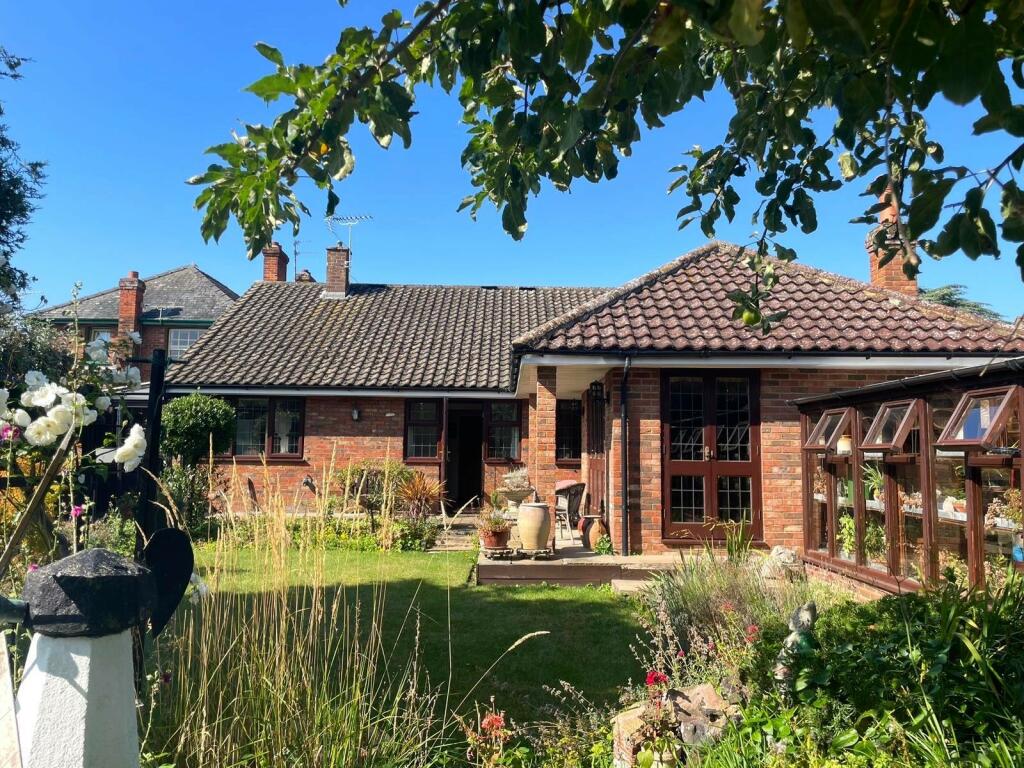 2 bedroom detached bungalow for sale in Arlesey Road, Ickleford