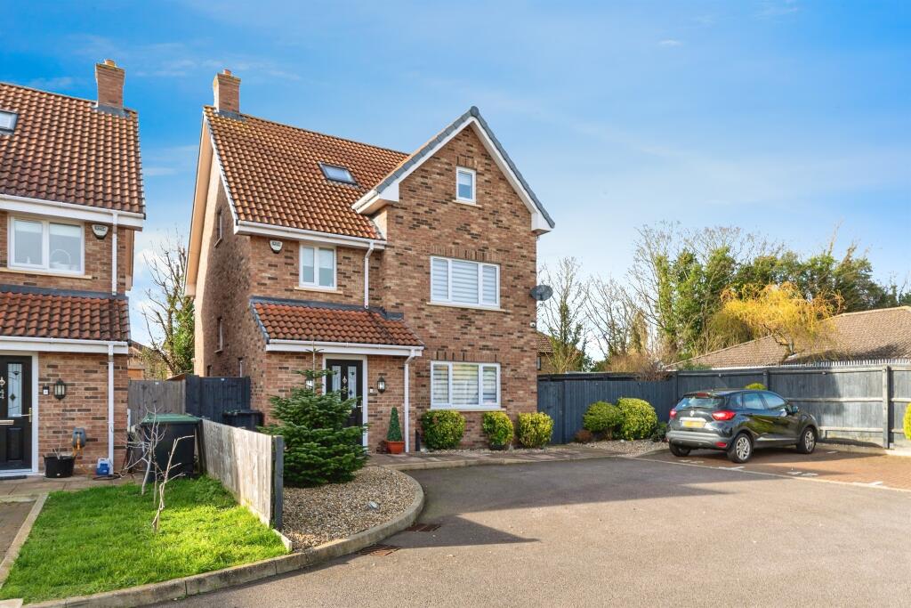 4 bedroom detached house for sale in Brook Street, Stotfold, Hitchin, SG5