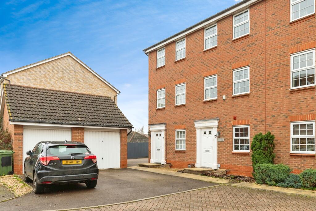 3 bedroom end of terrace house for sale in Glossop Way, Arlesey, SG15