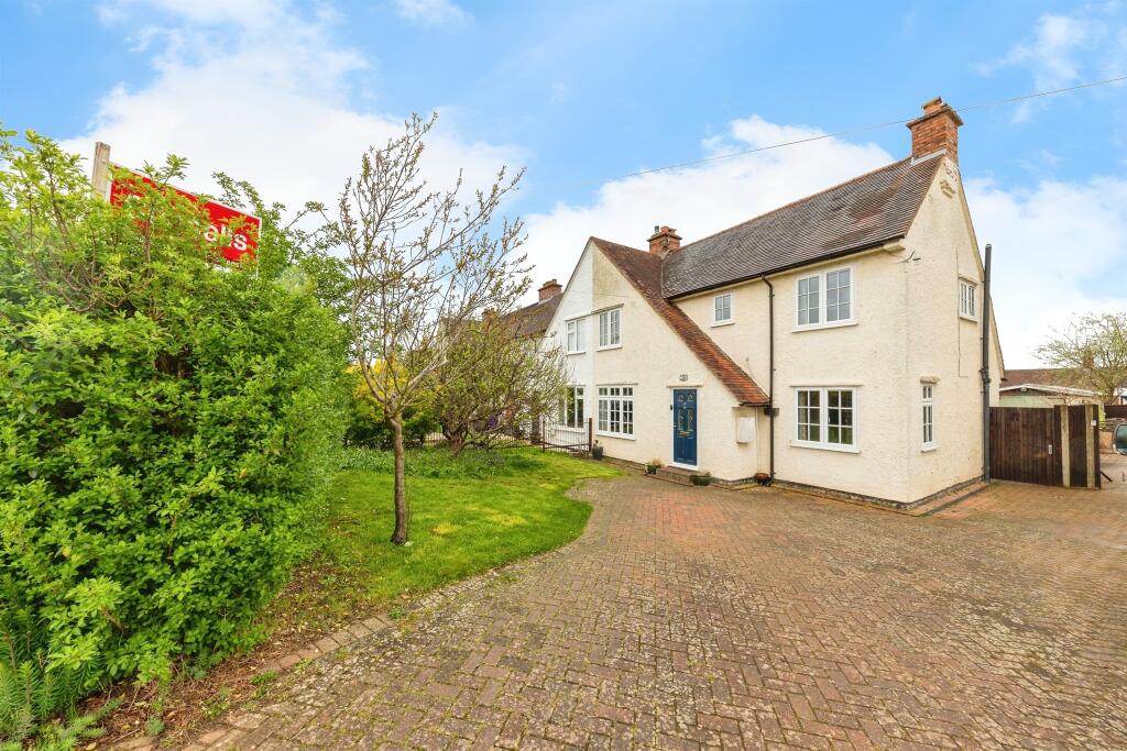 3 bedroom end of terrace house for sale in High Avenue, Letchworth