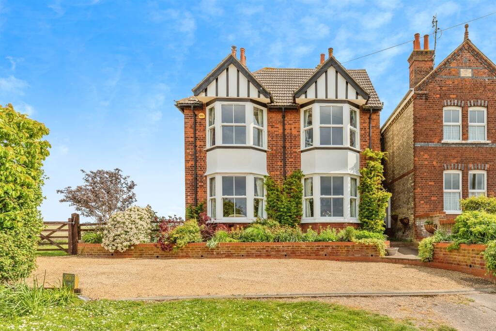 4 bedroom detached house for sale in North Road, Baldock, SG7