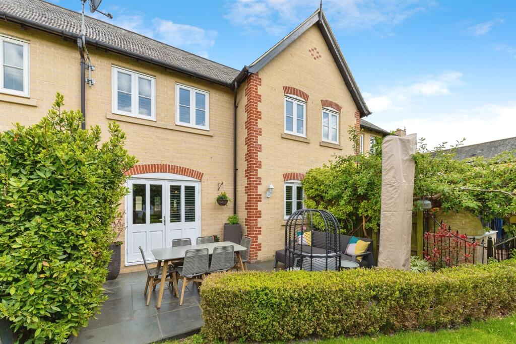 3 bedroom terraced house for sale in Middlemarch, Fairfield, Hitchin, SG5