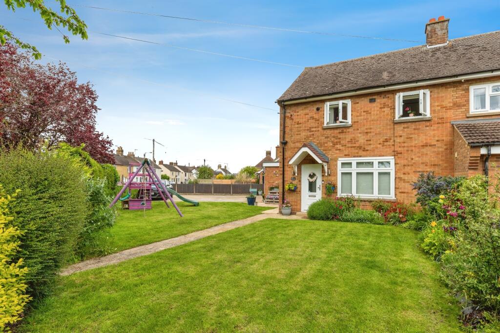 3 bedroom semidetached house for sale in Lynton Avenue, Arlesey, SG15