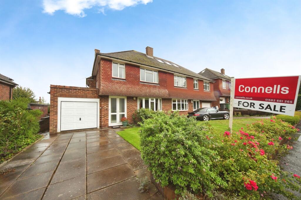 3 bedroom semidetached house for sale in Pipers Croft, Dunstable, LU6