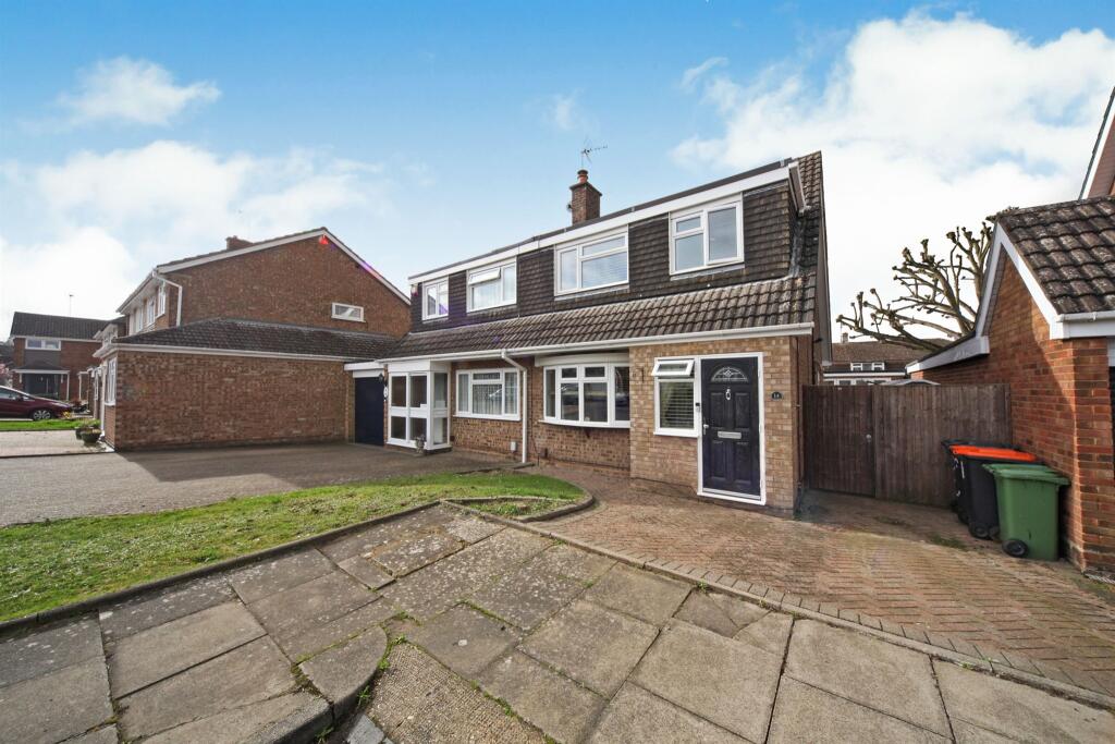 3 bedroom semidetached house for sale in Redfield Close, Dunstable, LU6