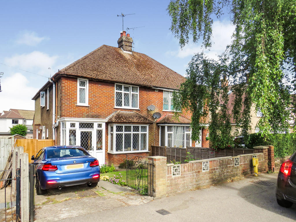 4 bedroom semidetached house for sale in Chiltern Road, Dunstable, LU6