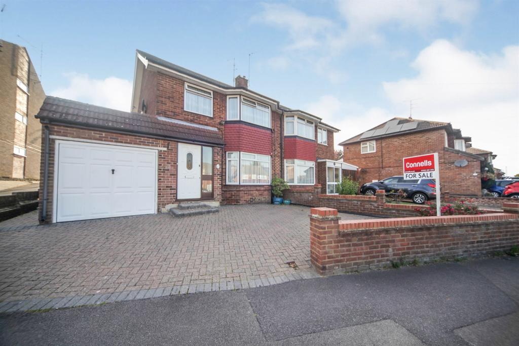 3 bedroom semidetached house for sale in Drive, Dunstable, LU5