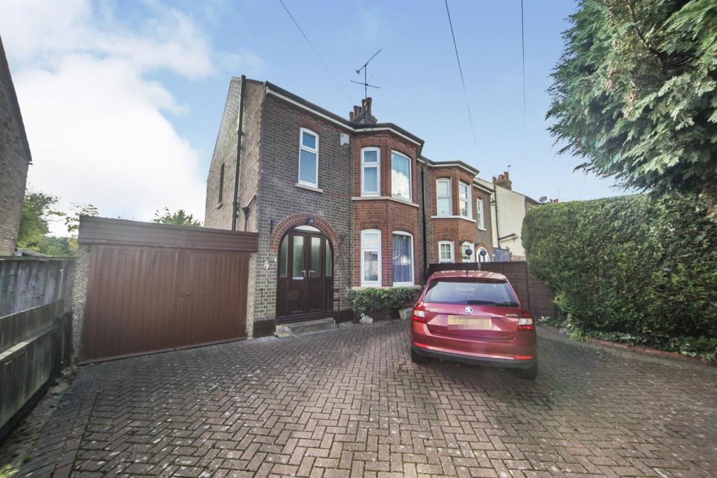 3 bedroom semidetached house for sale in Poynters Road, Dunstable, LU5