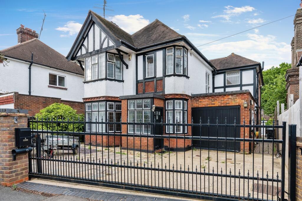 4 bedroom detached house for sale in Whitehill Avenue, Luton, LU1