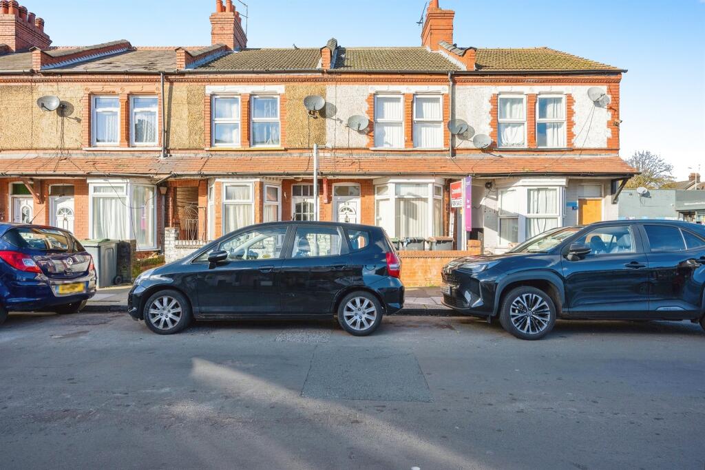 3 bedroom terraced house for sale in Saxon Road, Luton, LU3