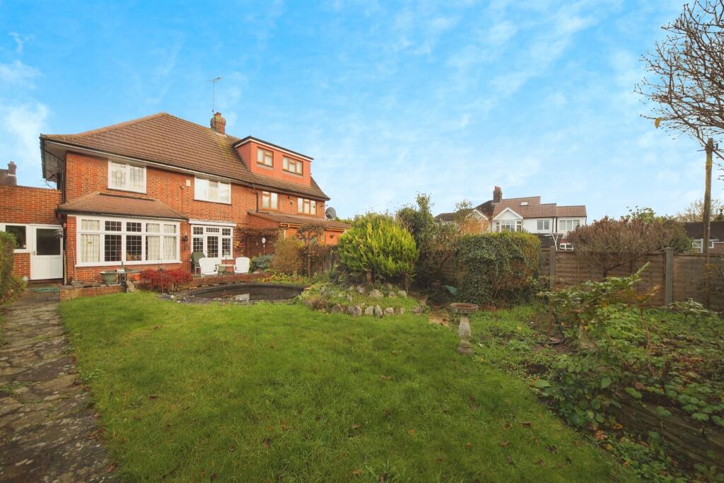 3 bedroom semidetached house for sale in Alexandra Avenue, Luton, LU3