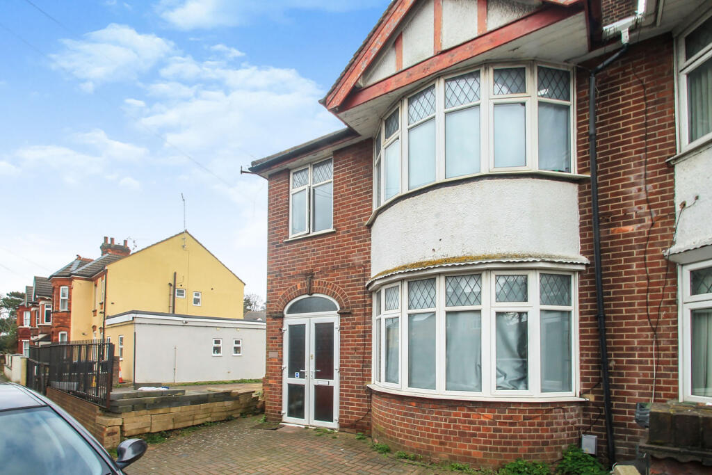 3 bedroom semidetached house for sale in Old Bedford Road, Luton, LU2