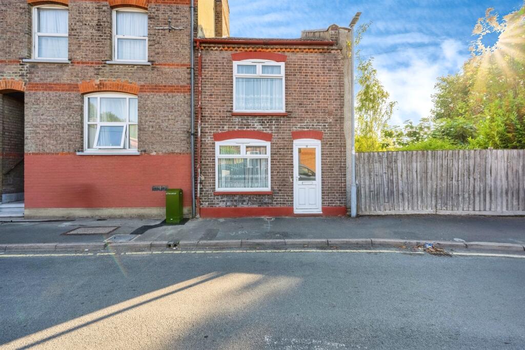 Main image of property: Oxen Road, Luton