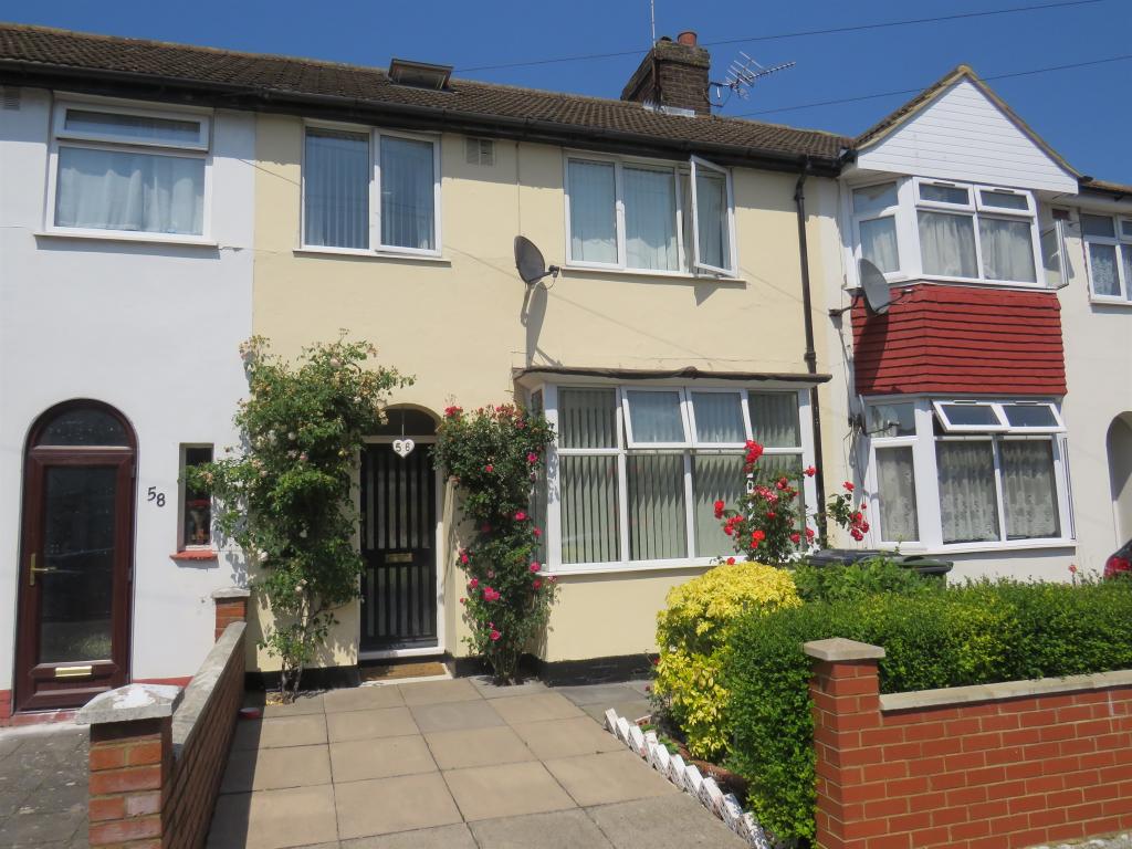 3 bedroom terraced house for sale in Connaught Road, Luton, LU4