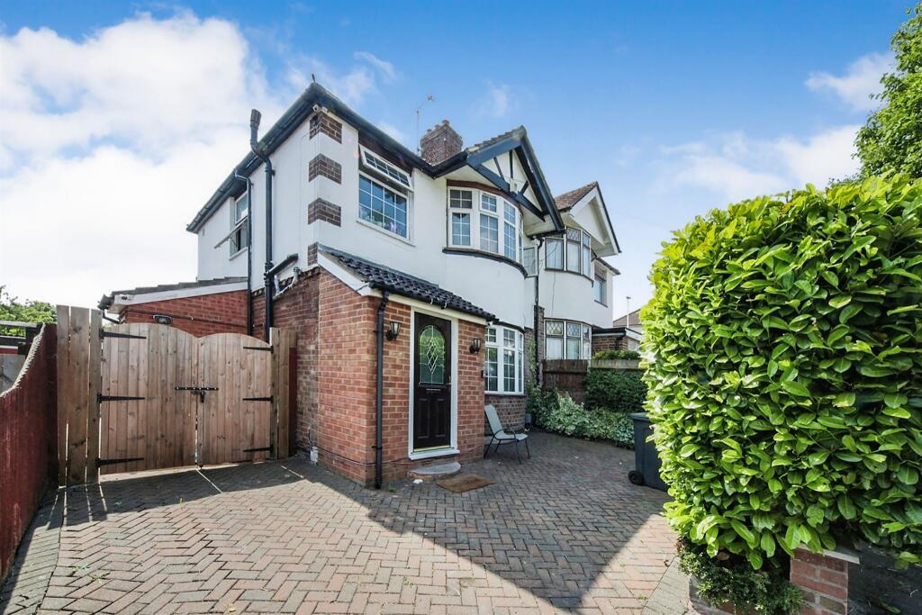 3 bedroom semidetached house for sale in Bloomfield Avenue, Luton, LU2