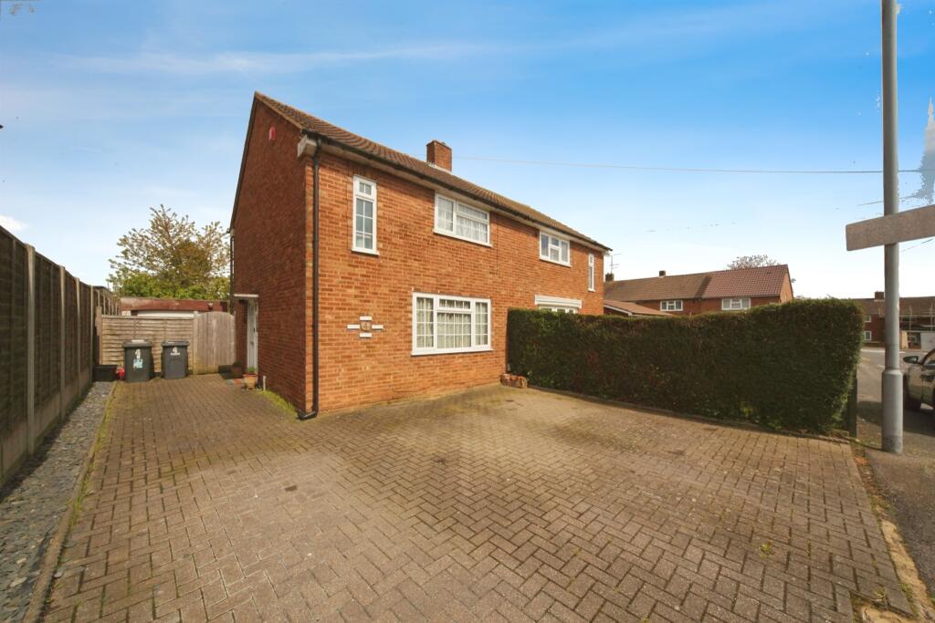 3 bedroom semidetached house for sale in Lyneham Road, Luton, LU2