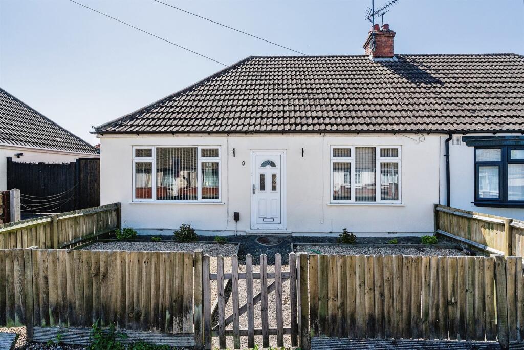 2 bedroom semidetached bungalow for sale in Montague Avenue, Luton, LU4