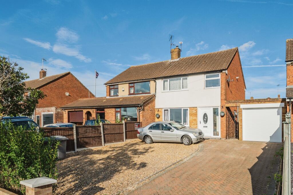 3 bedroom semidetached house for sale in Sundon Park Road, Luton, LU3