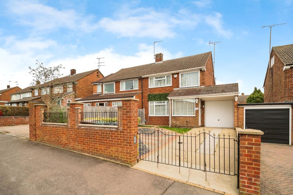 3 bedroom semidetached house for sale in Sundon Park Road, Luton, LU3
