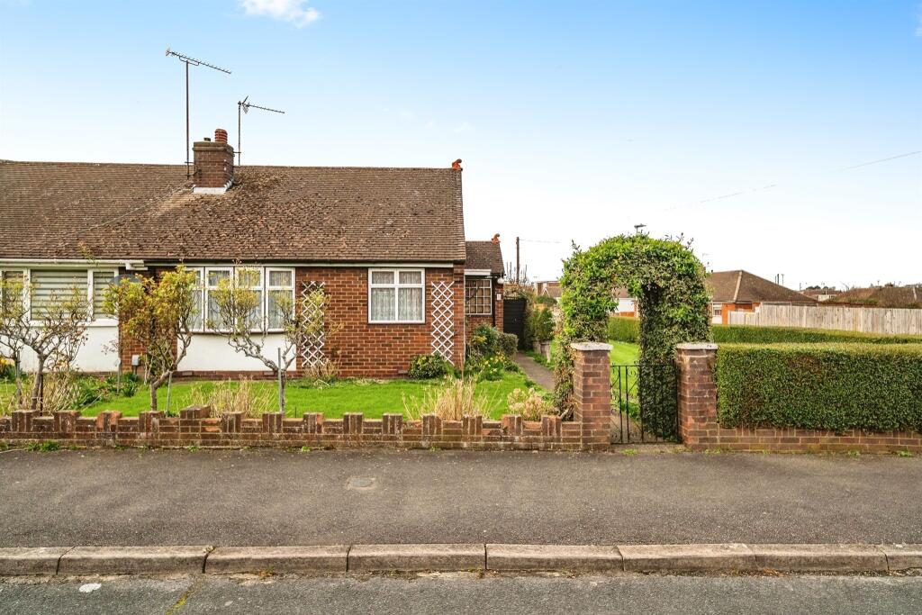 2 bedroom semidetached bungalow for sale in Macaulay Road, Luton, LU4