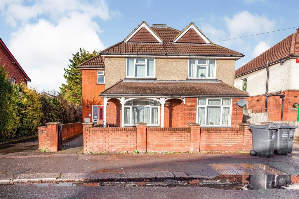 2 bedroom flat for sale in Blundell Road, Luton, LU3