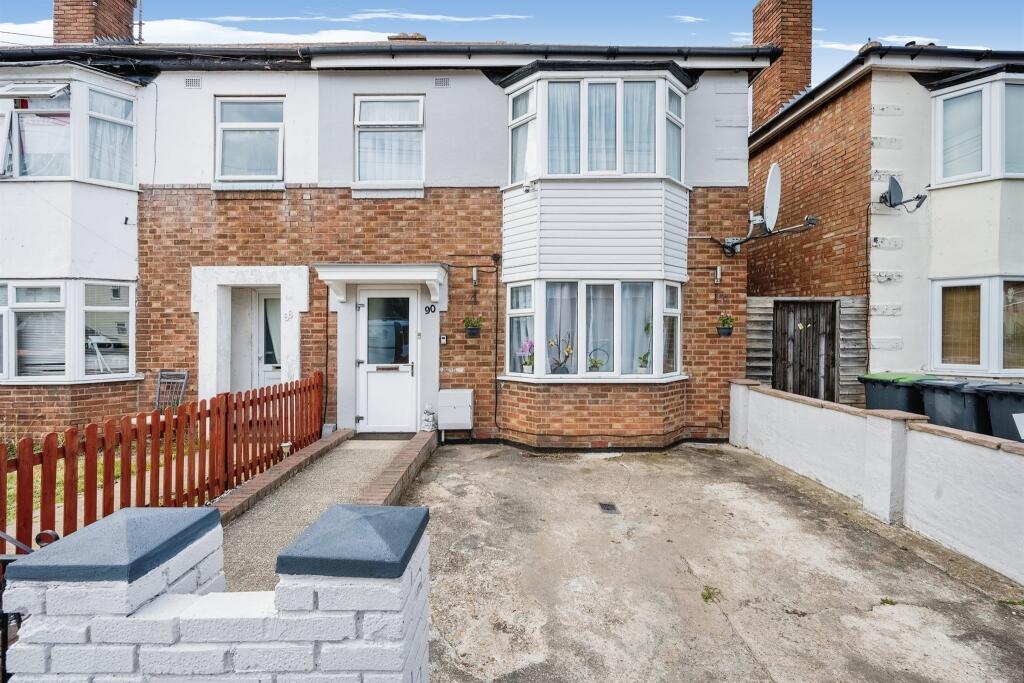 3 bedroom end of terrace house for sale in Brackley Road, Bedford, MK42