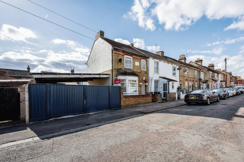 3 bedroom semidetached house for sale in Garfield Street, Bedford, MK41