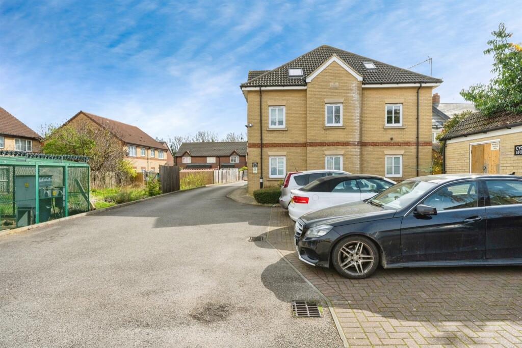 1 bedroom flat for sale in Walsingham Close, Bedford, MK42