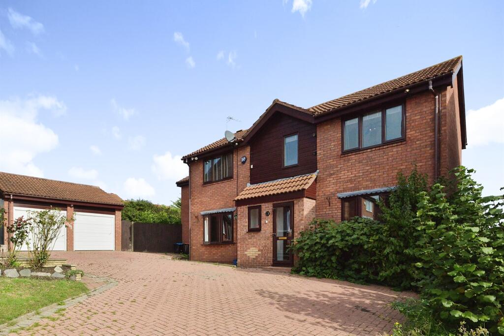 5 bedroom detached house for sale in The Fleet, Springfield, Milton