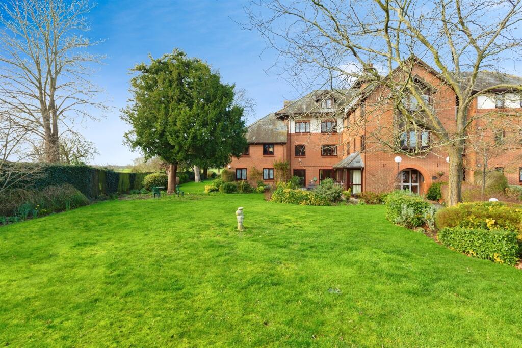2 bedroom apartment for sale in Lawnsmead Gardens, Newport Pagnell, MK16