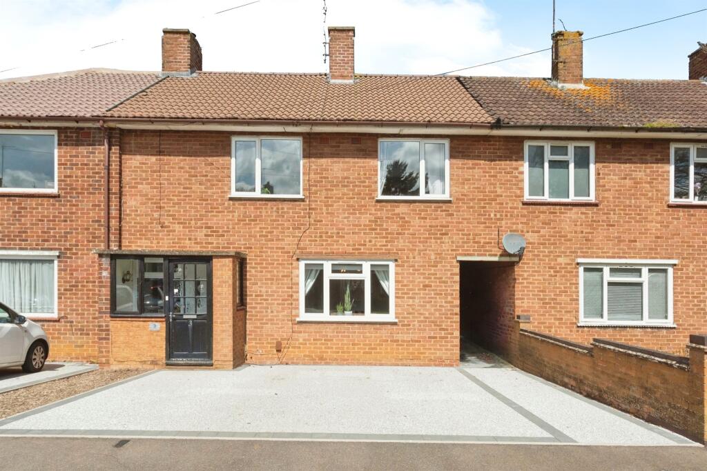 3 bedroom terraced house for sale in Boundary Crescent, Stony Stratford