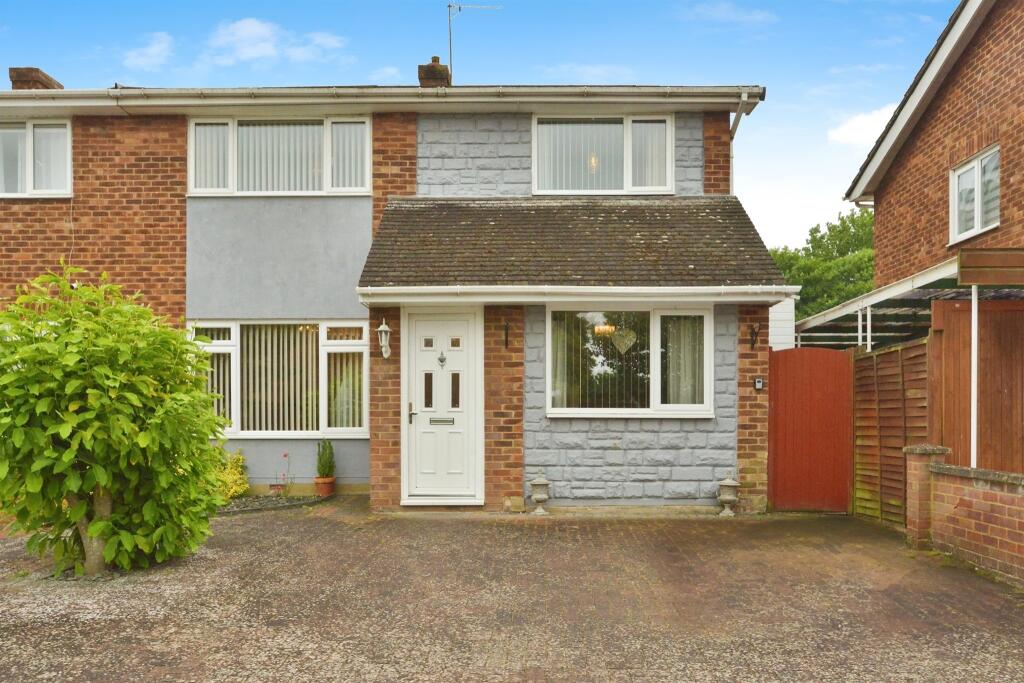 3 bedroom end of terrace house for sale in Blenheim Avenue, Stony Stratford, Milton Keynes, MK11