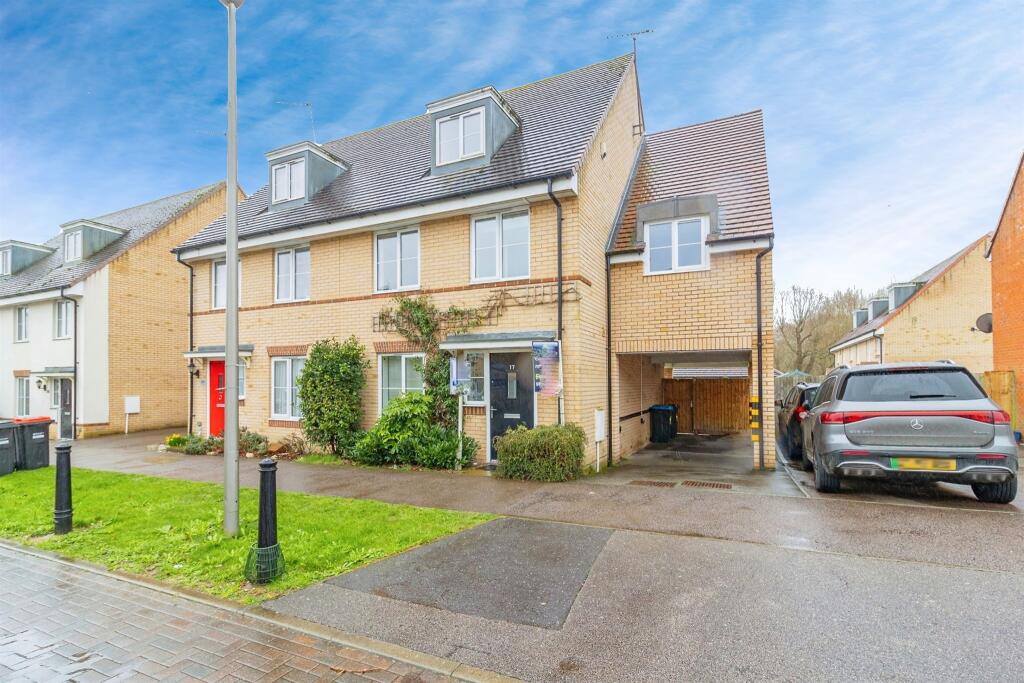 4 bedroom town house for sale in San Andres Drive, Bletchley, Milton Keynes, MK3