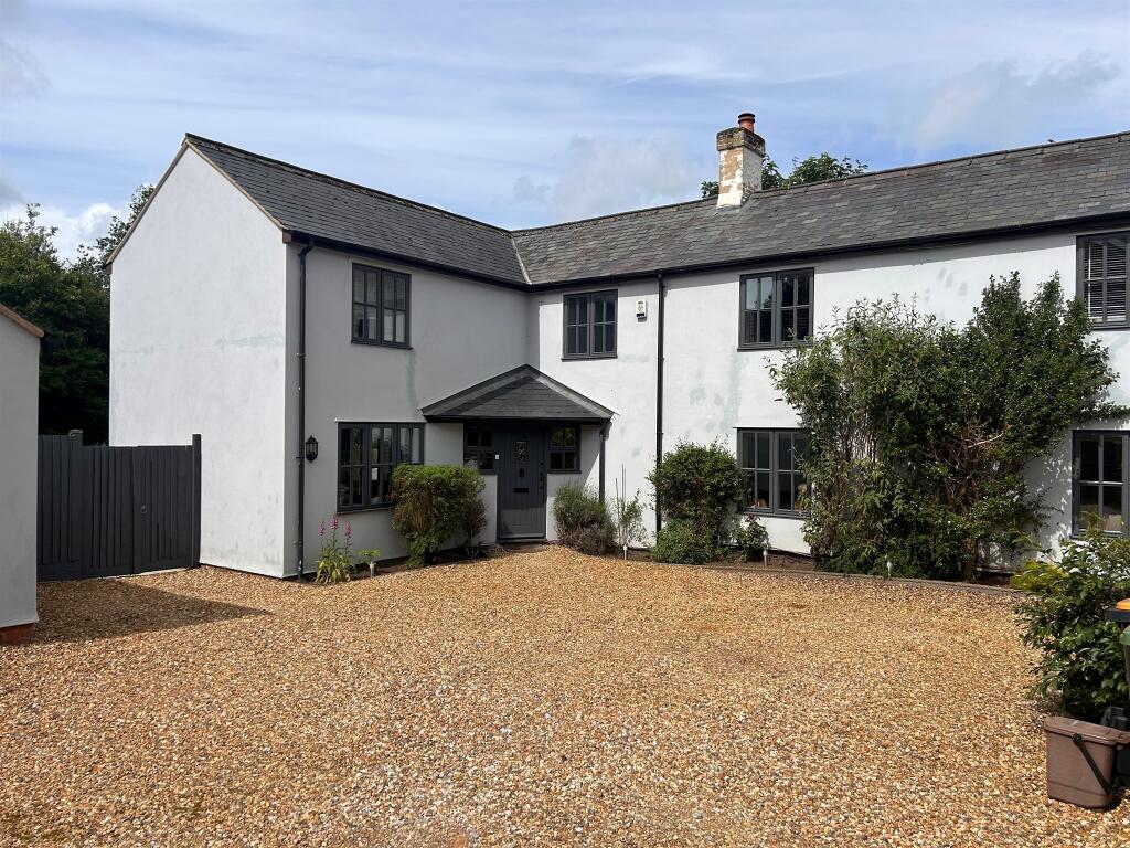 4 bedroom detached house for sale in Sylvester Street, Heath And Reach