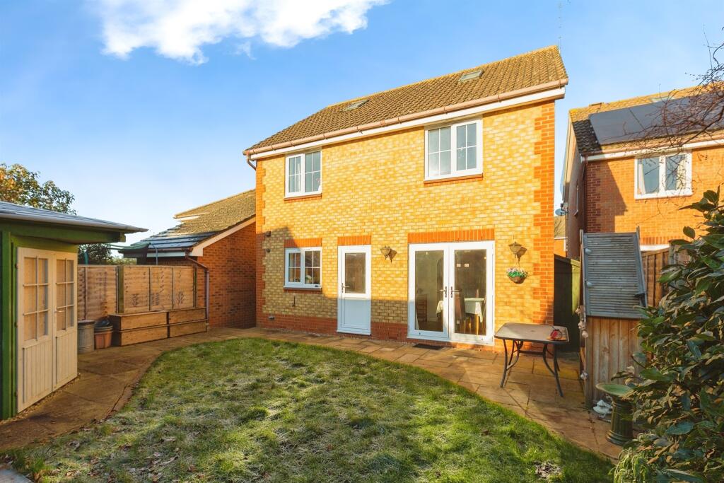 4 bedroom detached house for sale in Nicolson Drive, Leighton Buzzard, LU7