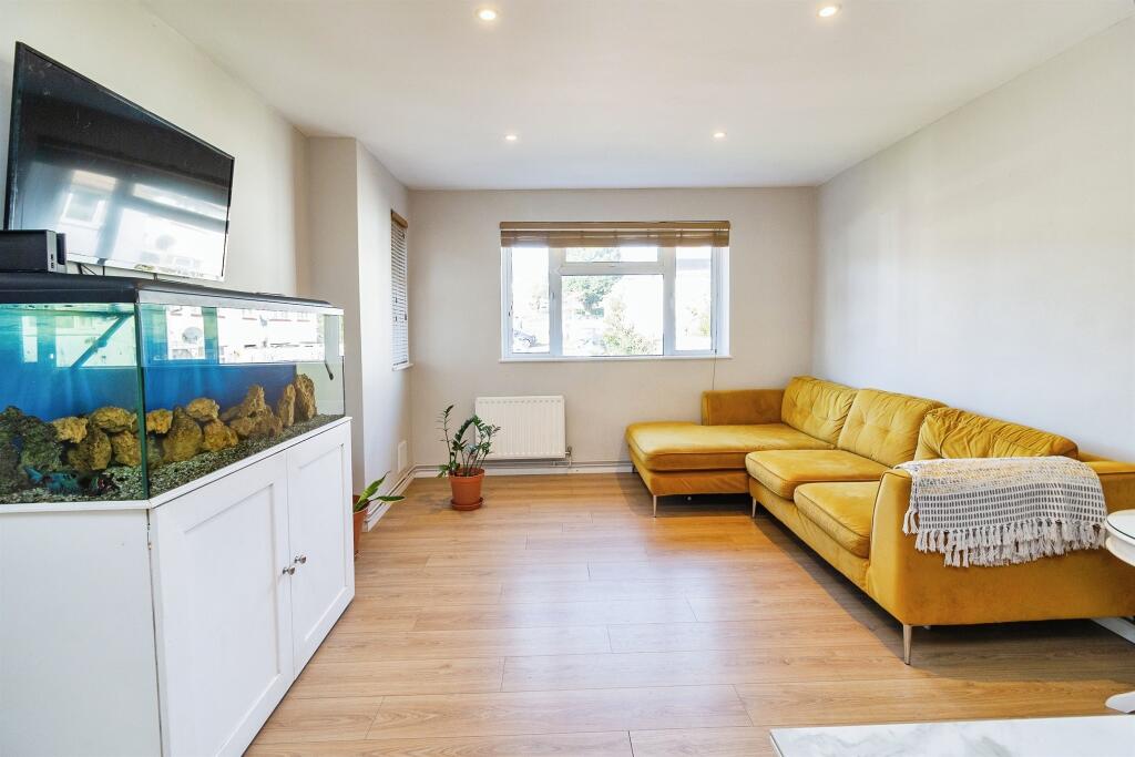 Main image of property: Hawthorn Close, Leighton Buzzard
