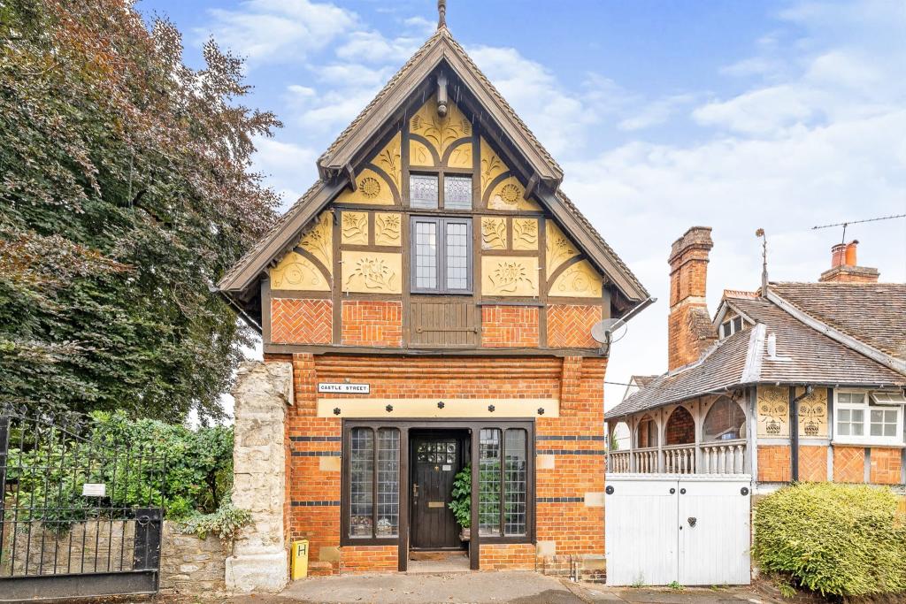 3 bedroom detached house for sale in Castle Street, Buckingham, MK18