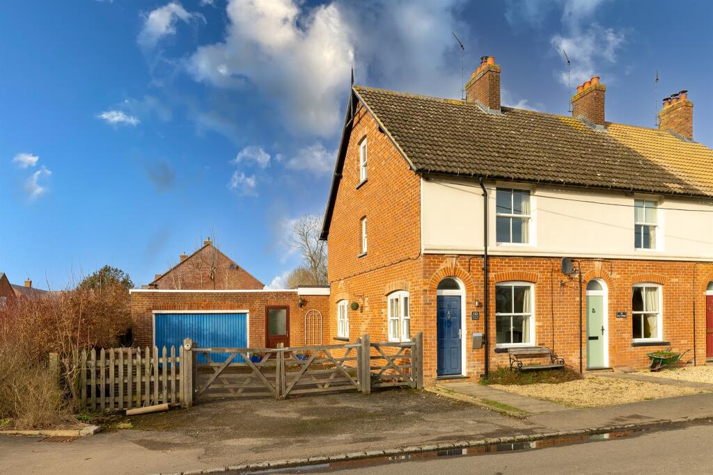 3 bedroom end of terrace house for sale in West Street, Steeple Claydon