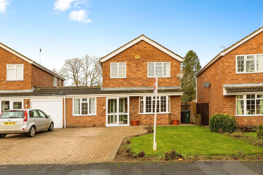 3 bedroom link detached house for sale in Badgers Way, Buckingham, MK18