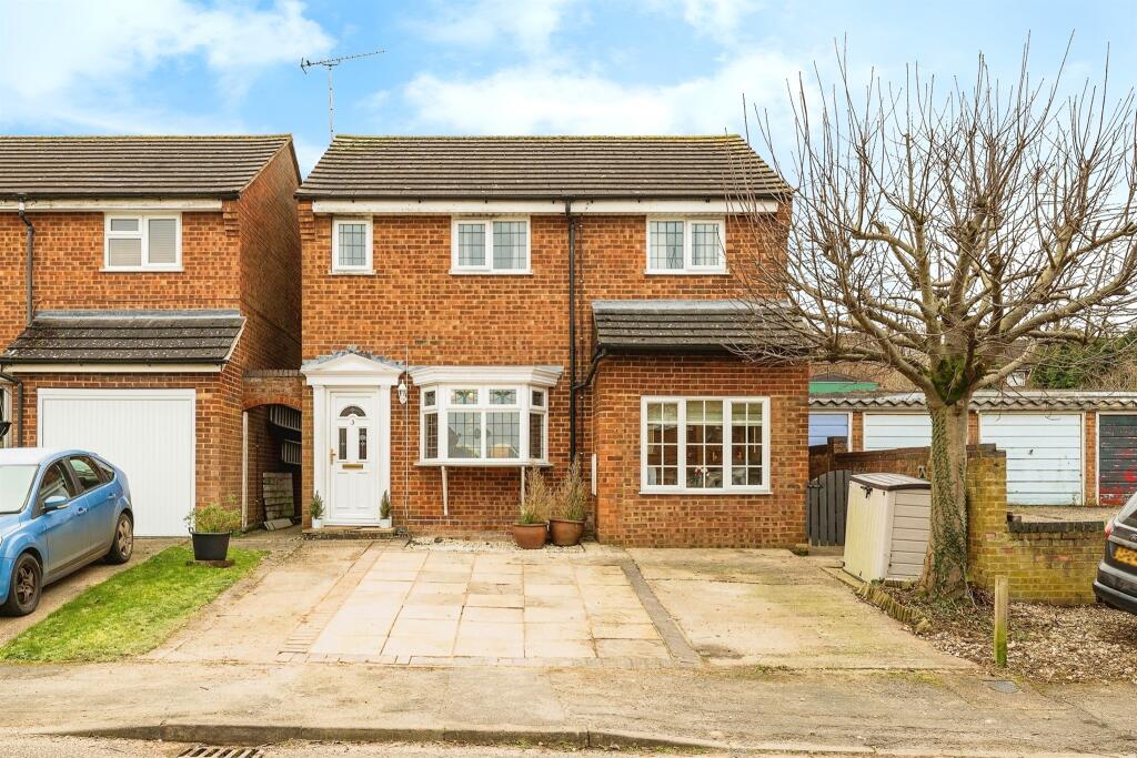 4 bedroom detached house for sale in Ashgrove, Steeple Claydon