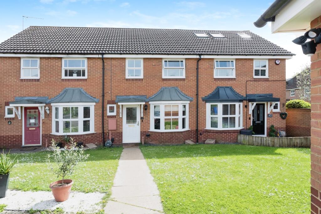 3 bedroom terraced house for sale in Kestrel Crescent, Brackley, NN13