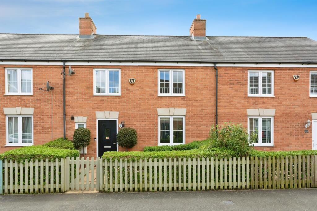 3 bedroom terraced house for sale in Whitehead Way, Buckingham, MK18