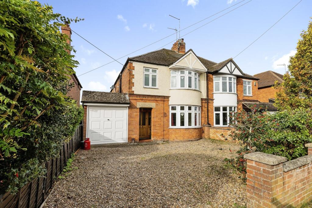 3 bedroom semidetached house for sale in Halse Road, Brackley, NN13
