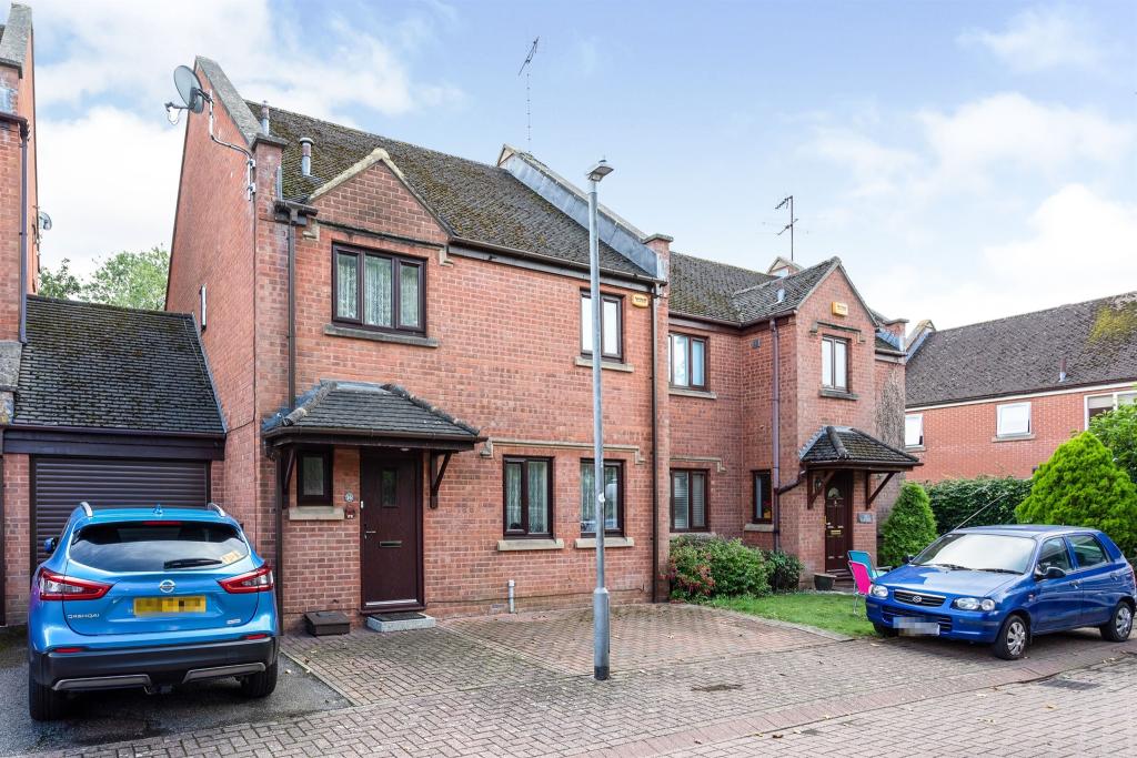 4 bedroom semidetached house for sale in Fishers Field, Buckingham, MK18