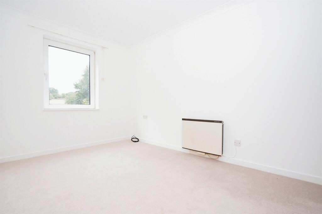 Additional property image - Roundwood Lane, HARPENDEN