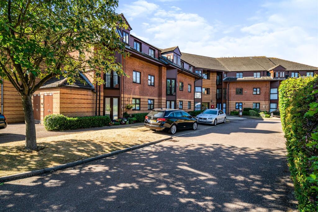 1 bedroom retirement property for sale in Roseacre Gardens, Welwyn